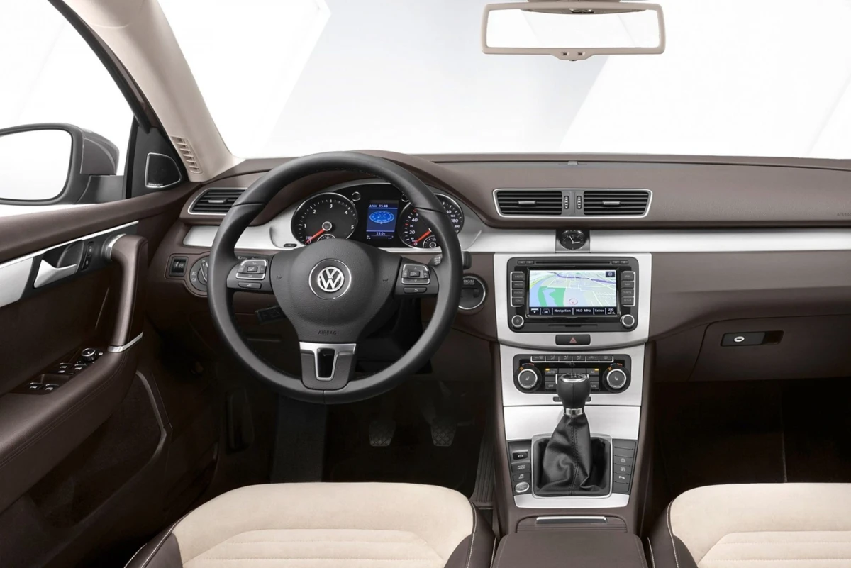 Інтер’єр Volkswagen Passat VII (Mk7, B7, Typ 3C) (2010–2015) — салон, комплектації та особливості для ринку України