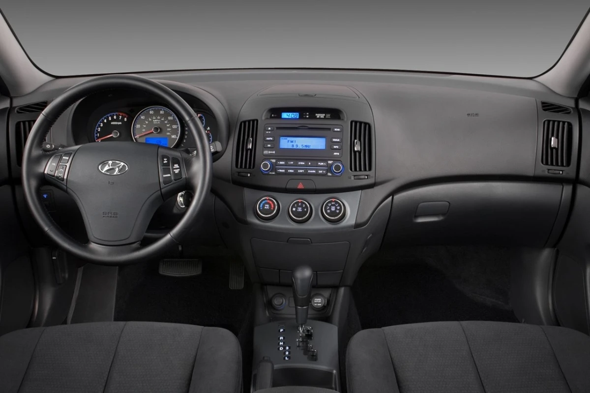 Інтер’єр покоління Hyundai Elantra IV (HD) (2006–2010) — салон, комплектації та особливості для ринку України