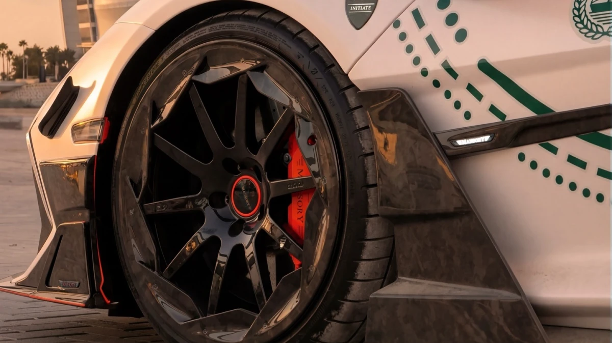 Поліція Дубая поповнила автопарк ексклюзивним Lamborghini Revuelto від Mansory