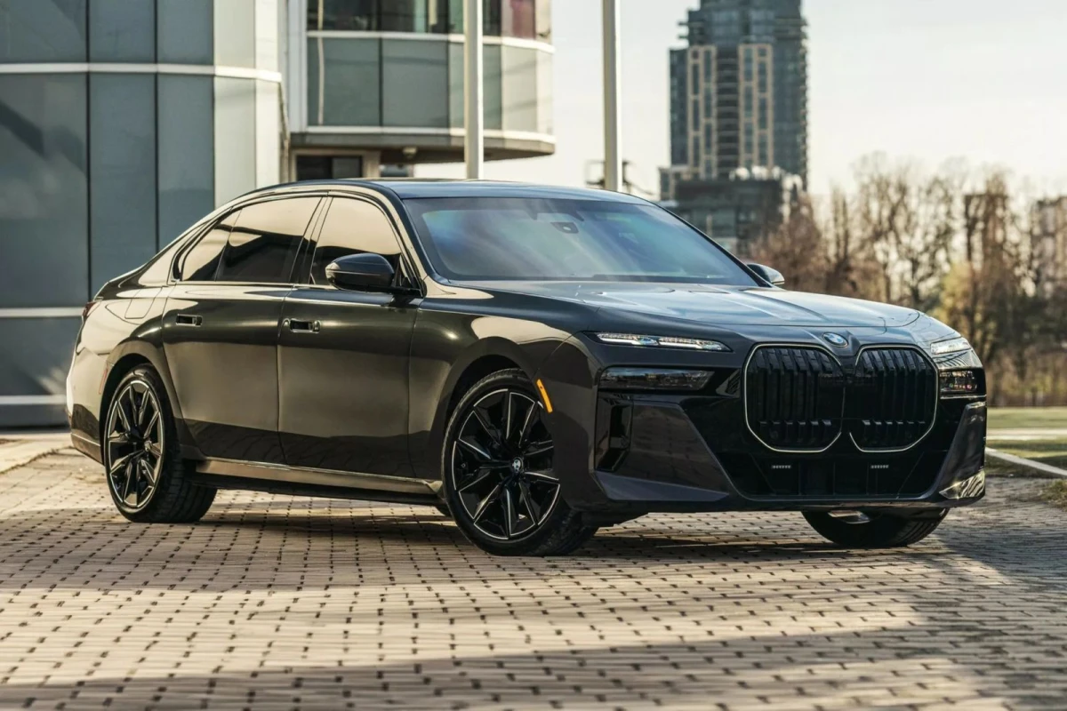 Броньований BMW 7 Series: розкішний седан із захистом і нагадування про мотори, що відходять у минуле