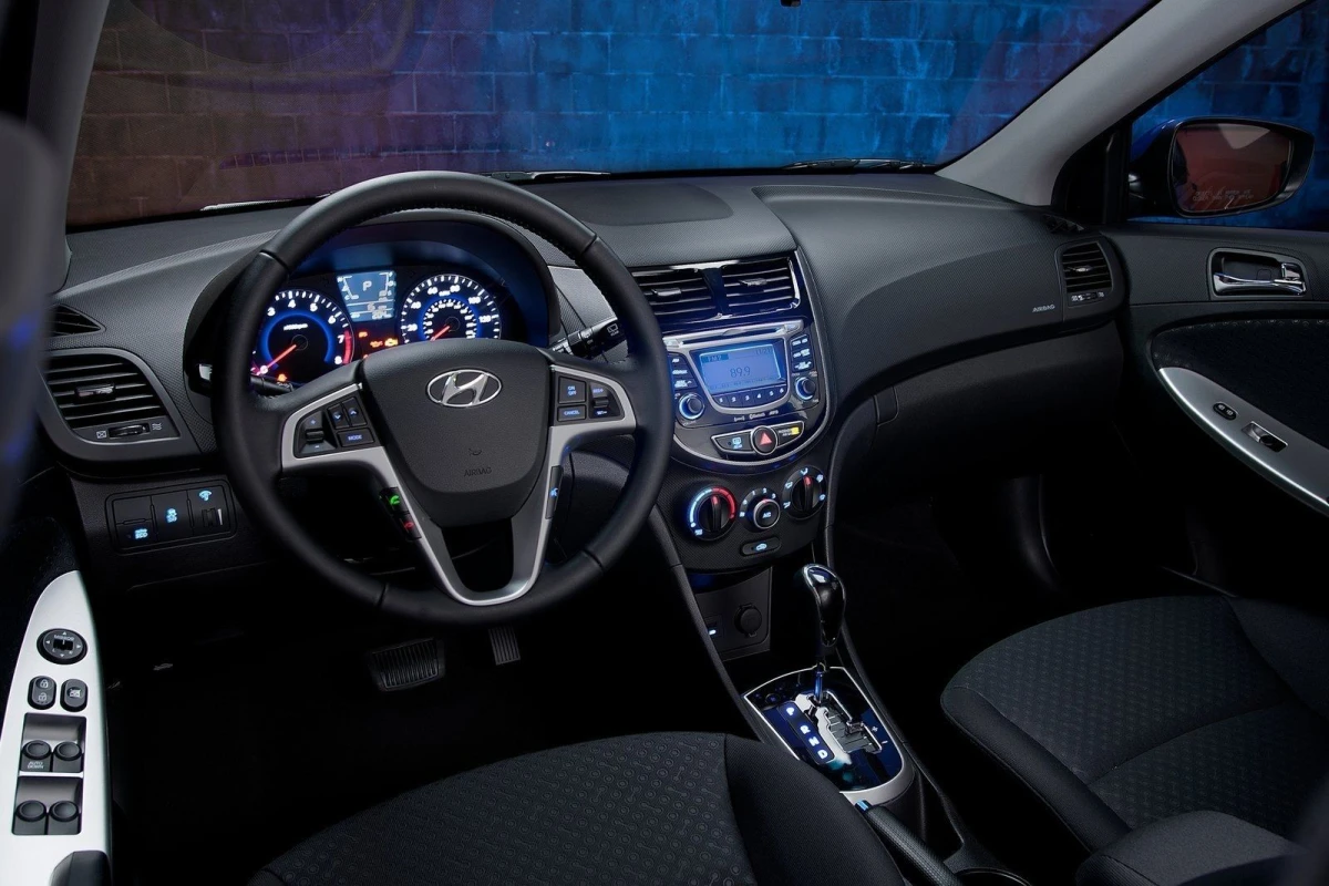 Інтер’єр покоління Hyundai Accent IV (RB/RC) (2011–2018) — салон, комплектації та зміни для ринку України