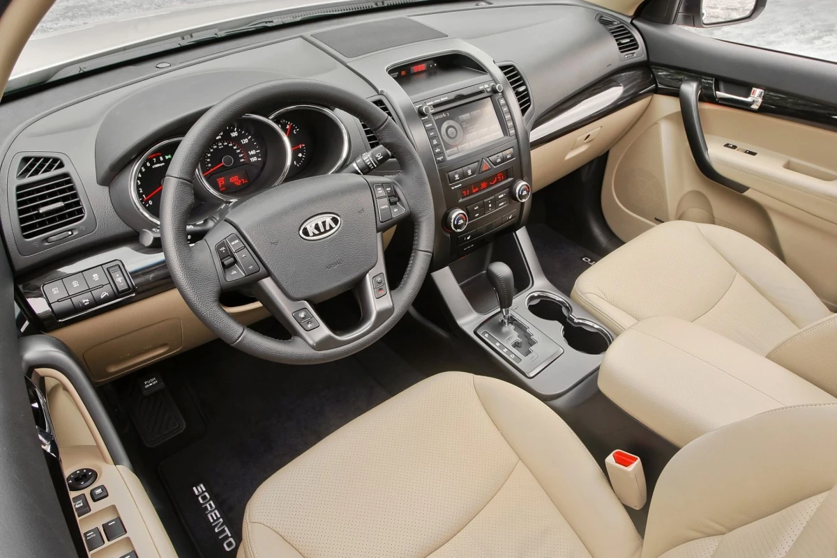 Інтер’єр покоління Kia Sorento II (XM) (2009–2014) — салон, комплектації та зміни для ринку України