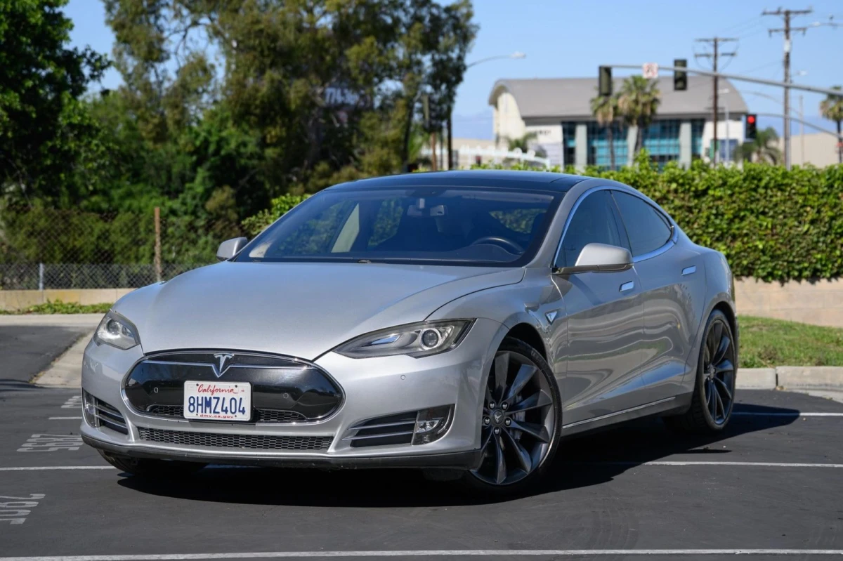 Чому старі електромобілі стрімко втрачають у ціні: приклад Tesla Model S