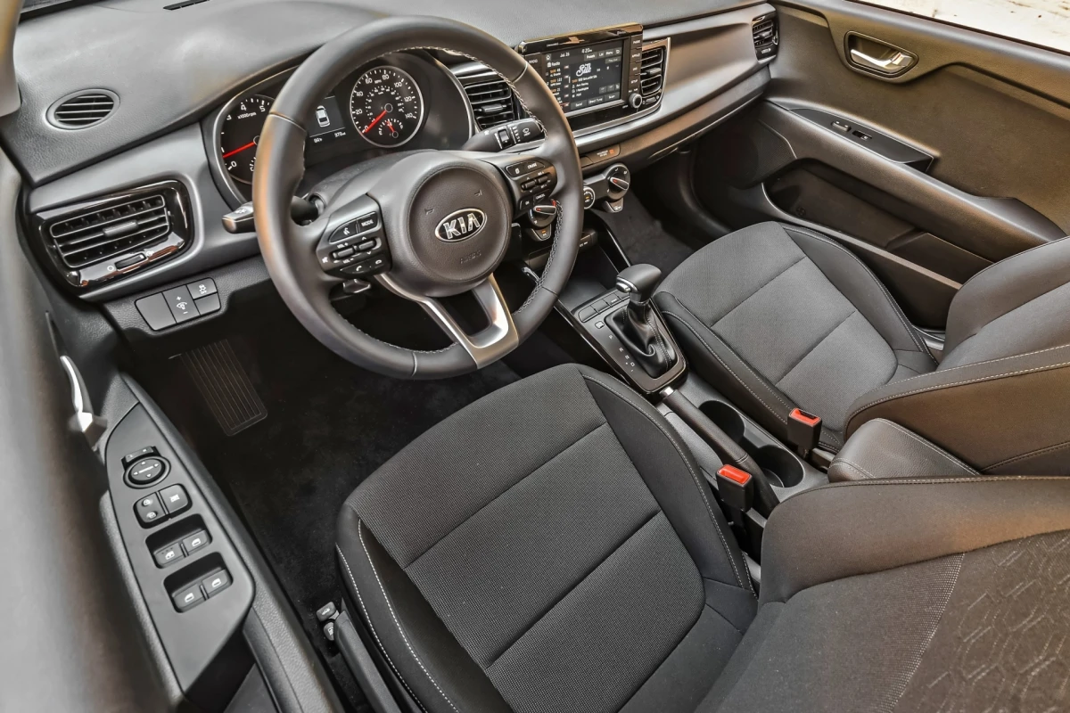 Інтер’єр покоління Kia Rio IV (YB / SC) (2017–2023/2026) — салон, комплектації та зміни для ринку України