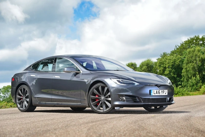 Технічні характеристики покоління Tesla Model S II (Palladium) (2016–2021) — двигуни, трансмісії та розміри для ринку України