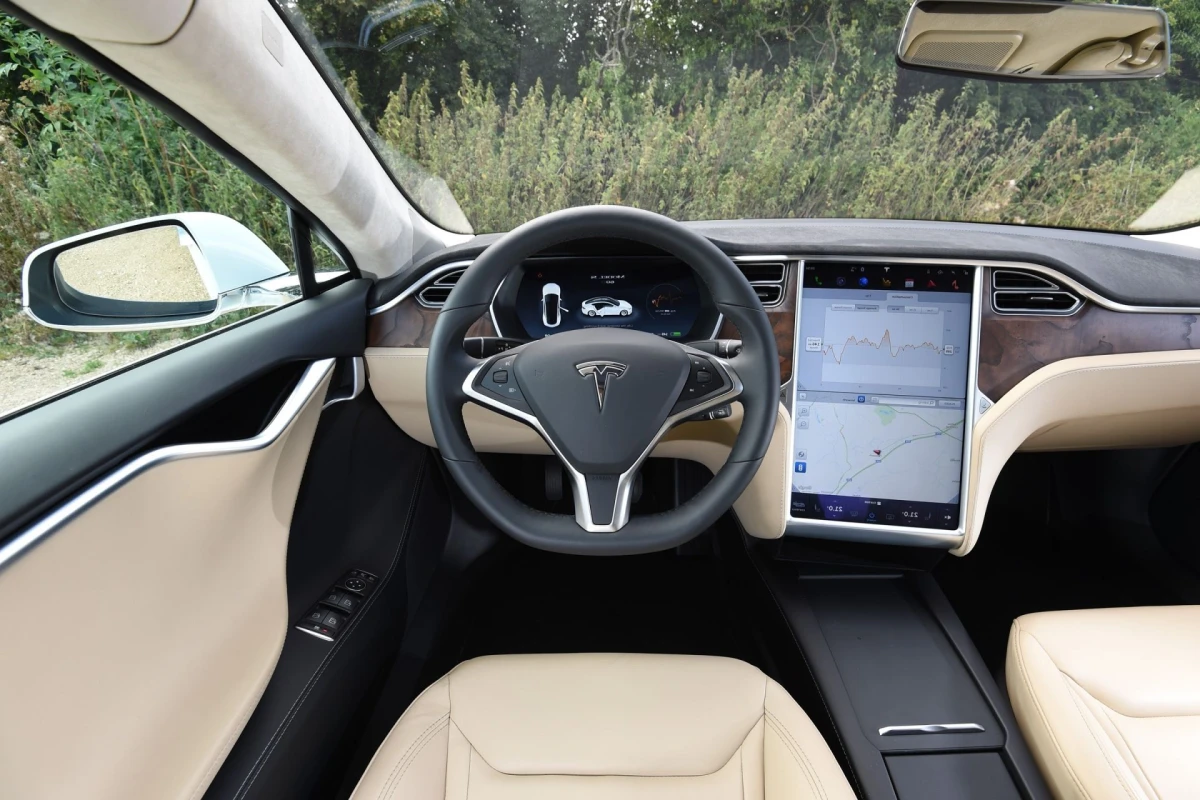 Інтер’єр Tesla Model S II (Palladium) (2016–2021) — салон, комплектації та особливості для ринку України