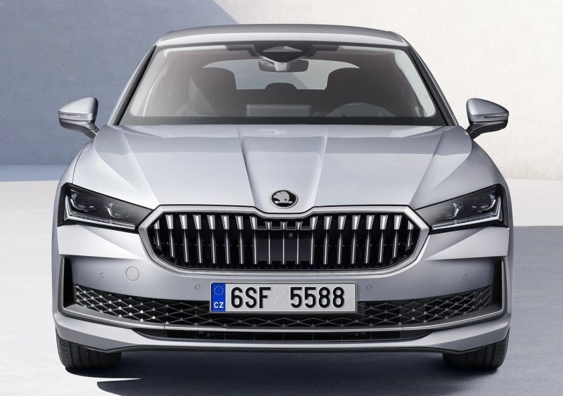 Технічні характеристики покоління Skoda Superb IV (подовжена MQB Evo, Hatch/Combi, PHEV iV) (2023–дотепер) — двигуни, трансмісії та габарити для ринку України