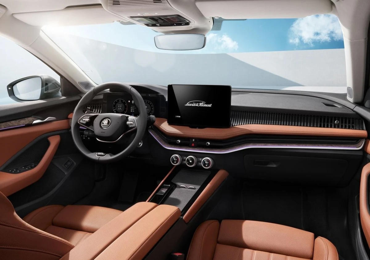 Інтер’єр покоління Skoda Superb IV (подовжена MQB Evo, Hatch/Combi, PHEV iV) (2023–дотепер) — салон, комплектації та зміни для ринку України