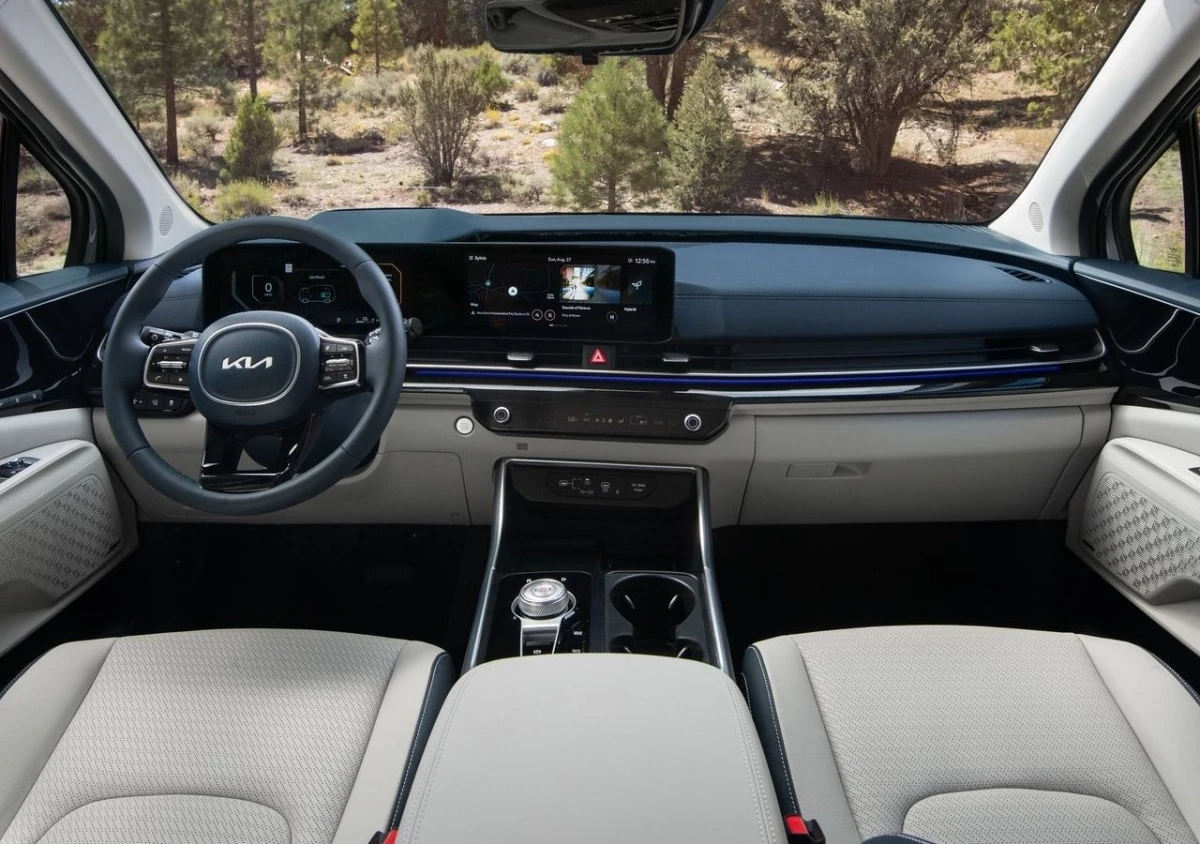 Kia Carnival IV (KA4) 2020–дотепер: інтер’єр — салон, оснащення та реальні версії на українському ринку