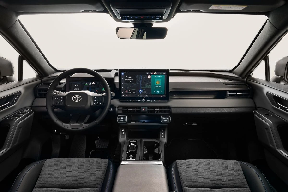 Интерьер Toyota RAV4 VI (XA60) 2026–наст. вр. — салон, комплектации и изменения для рынка Украины