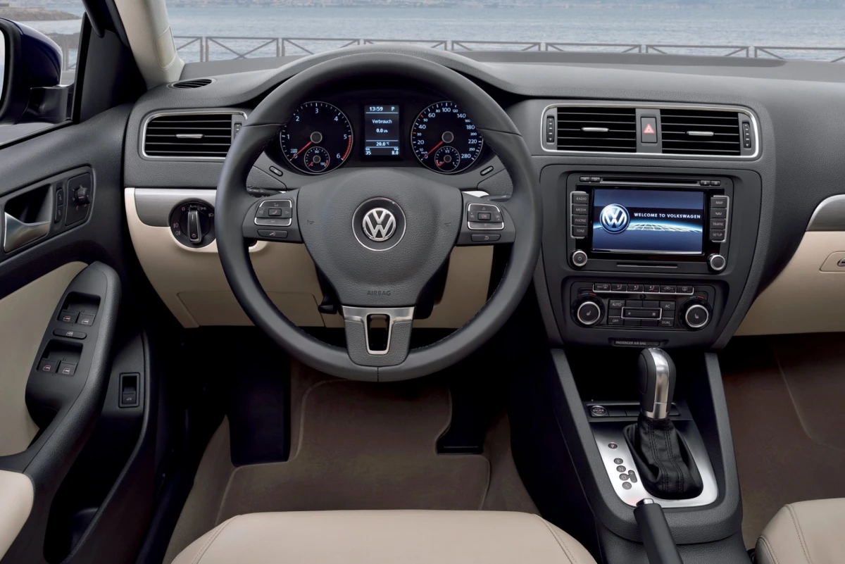 Інтер’єр Volkswagen Jetta VI (Typ 16 / A6) 2010–2018: салон, комплектації та зміни для ринку України