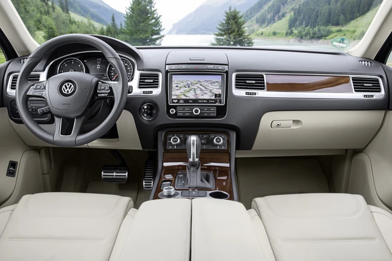 Інтер’єр Volkswagen Touareg II (Typ 7P) 2010–2018: салон, комплектації та зміни для ринку України