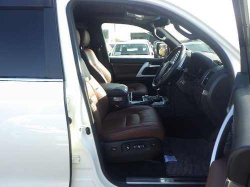 2018 Toyota Land Cruiser - Front Cabin