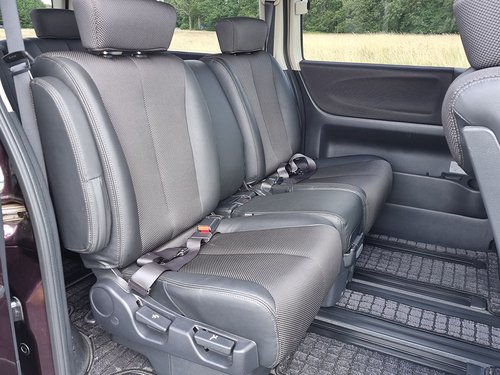 2009 Nissan Elgrand Highway Star - Middle Row seats