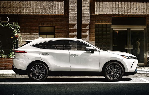 Toyota Harrier Premium - Side