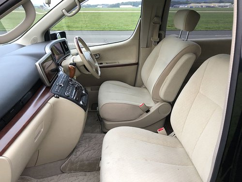 2006 Nissan Elgrand Highway Star - Front Seats