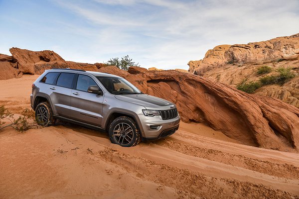 Jeep Grand Cherokee Dusty Road