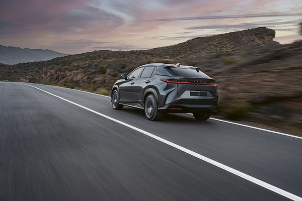 Lexus RZ - Rear