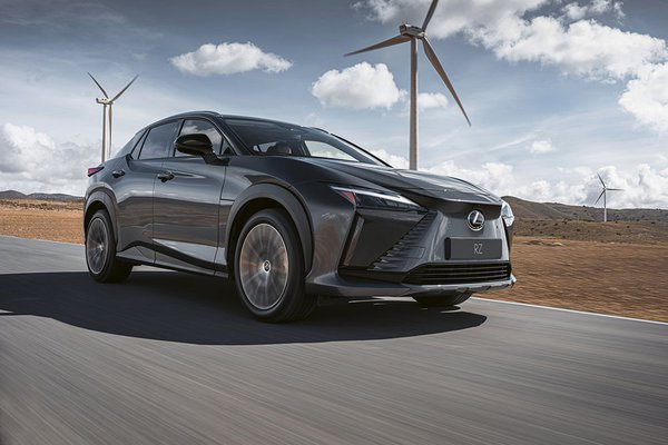 Lexus RZ - Grille