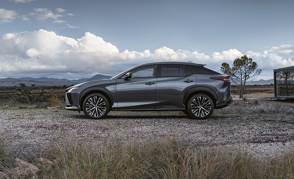 Lexus RZ - SIde