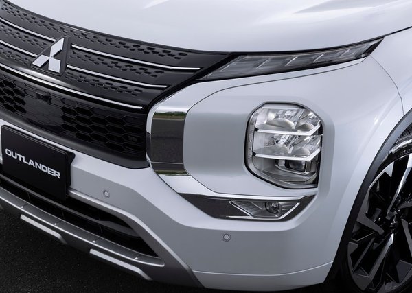 Mitsubishi Outlander PHEV Grille