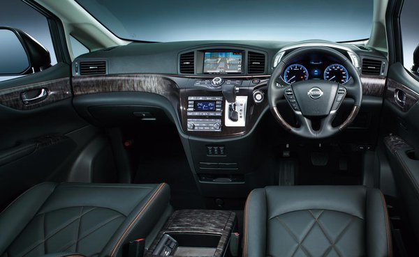 Nissan Elgrand Front Cabin