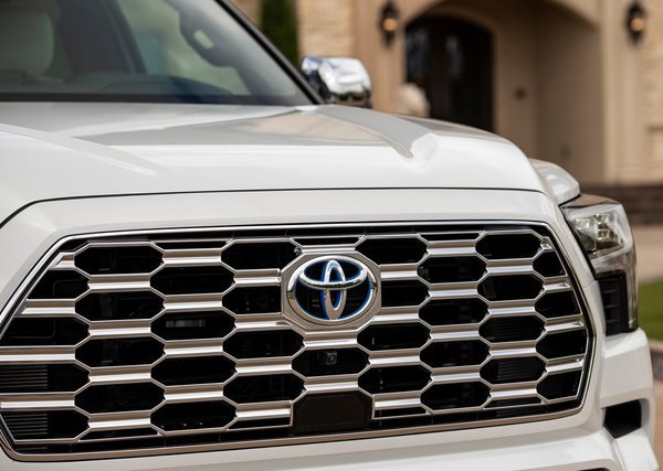 Mercedes headlight and grille