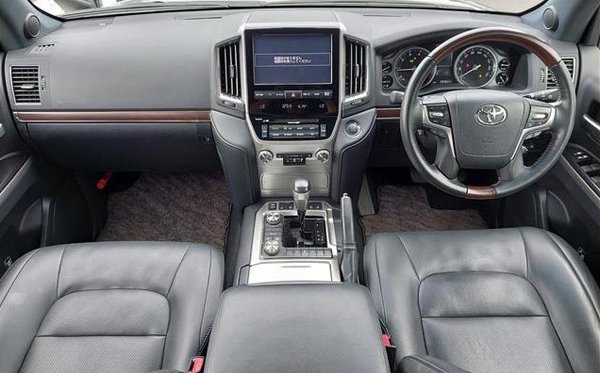 2017 Toyota Land Cruiser ZX - Cockpit