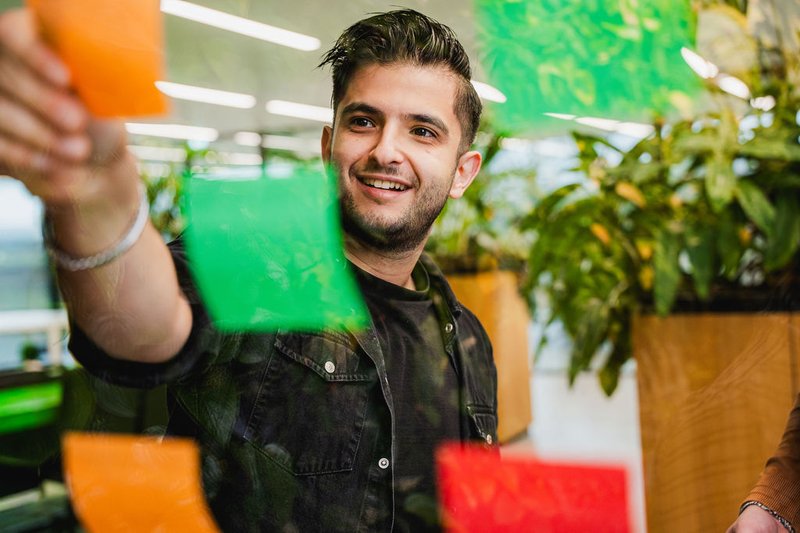 Collega werkt met post-its