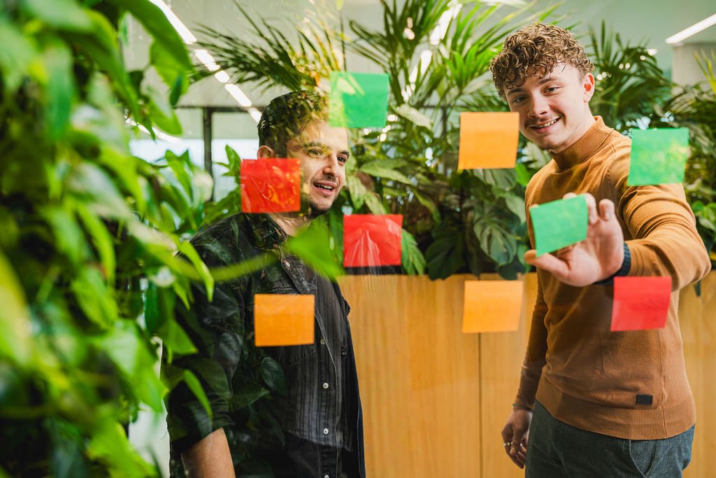 Collega's werken met post-its