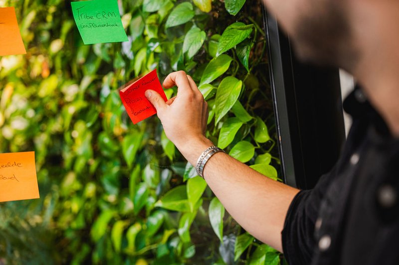 Collega's werken met post-its