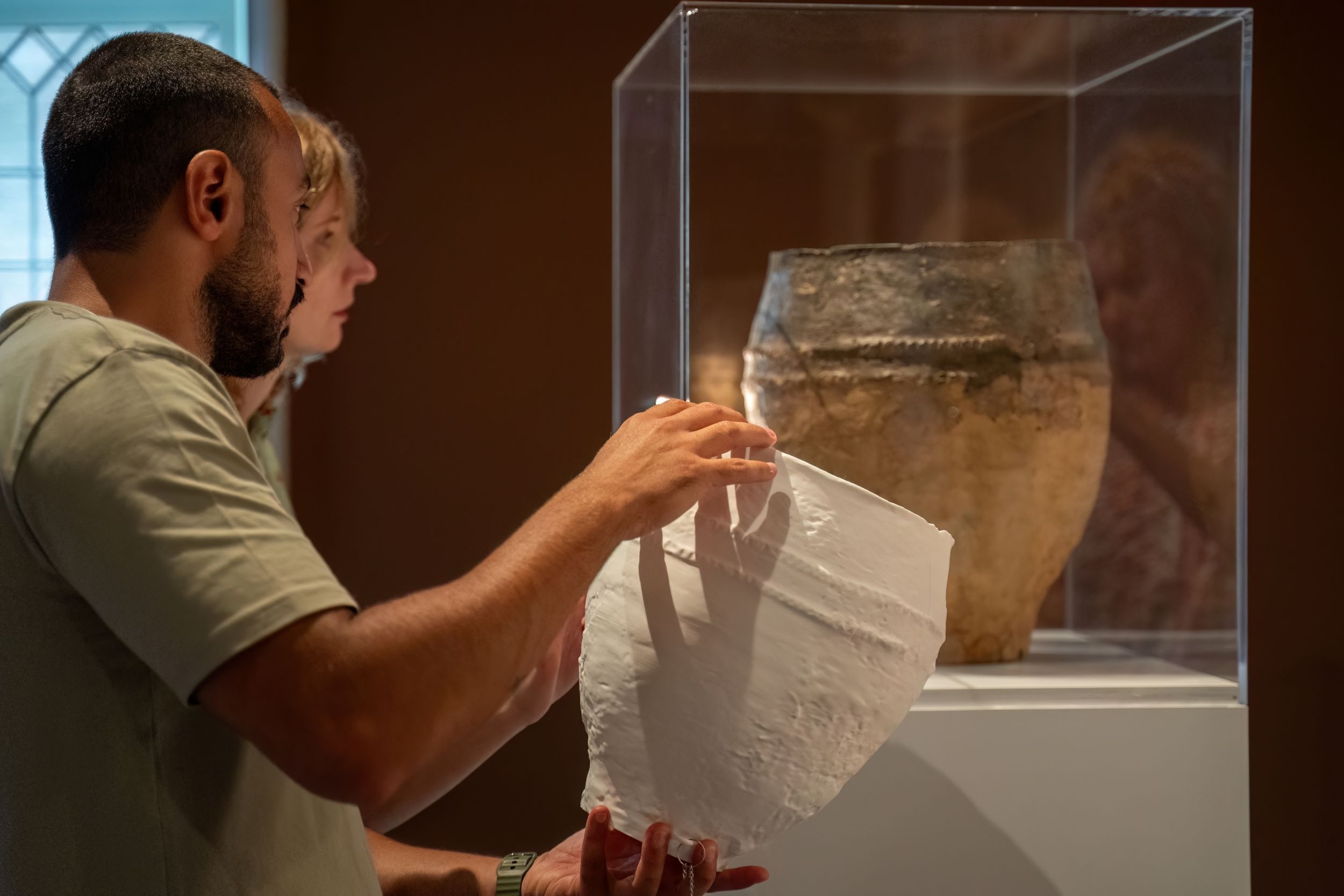 Ontdek de collectie op een andere manier. Man onderzoekt 3 D replica en vergelijkt deze met de originele urn. Foto door Ralf Silvius
