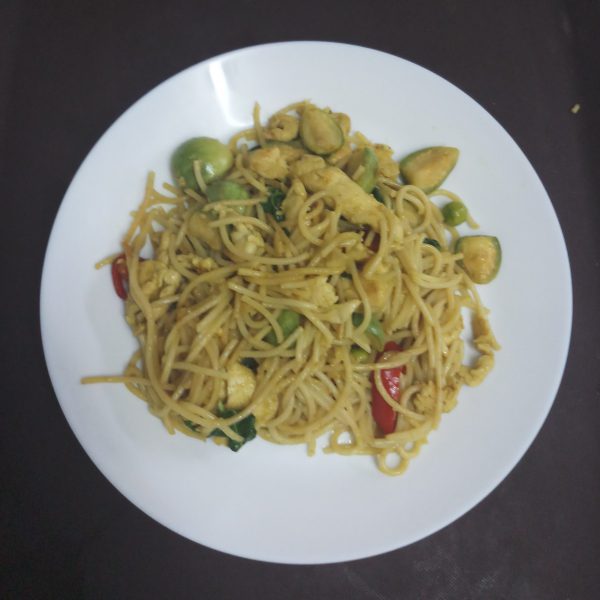 F39 Ch Stir Fried Spaghetti In Thai Green Curry Paste With Chicken 1 scaled