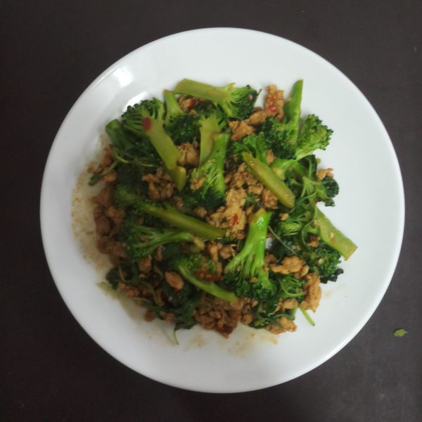 F99 Ch Large Serving Stir Fried Broccoli In Oyster Sauce With Chicken 1 scaled