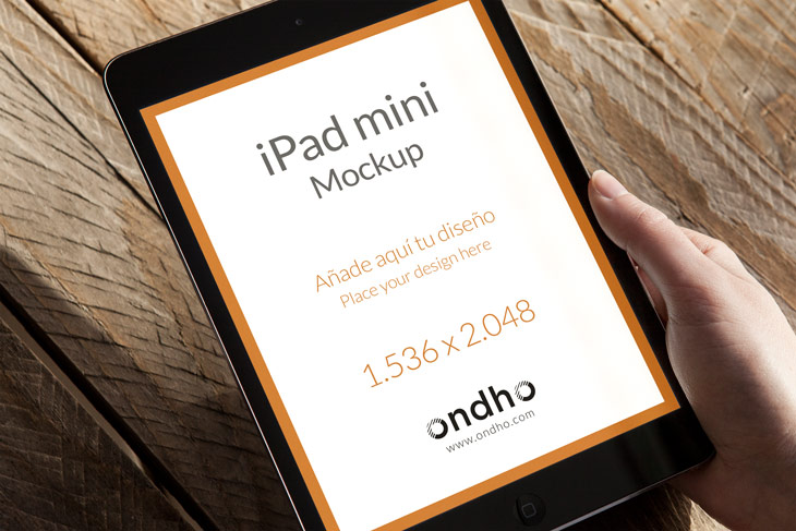 Mockup de iPad Mini y iPhone 6/6s con fondo de madera