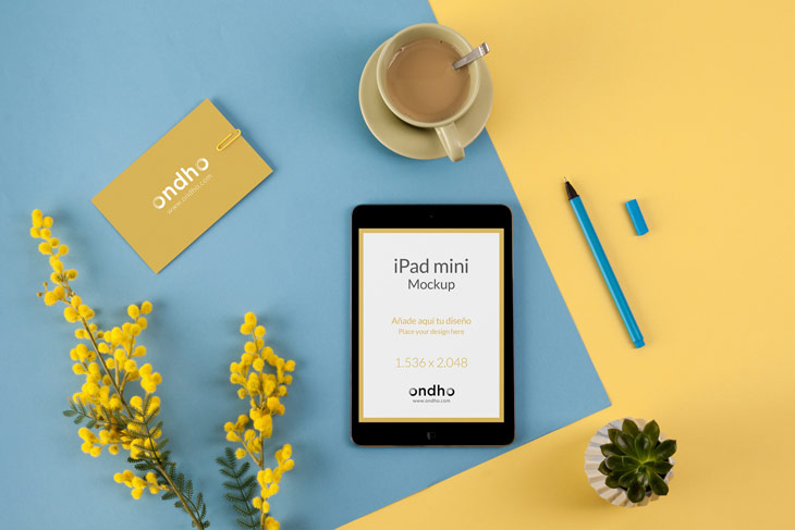 Mockup de iPad Mini, postal y iPod Touch con fondo floral, azul y amarillo