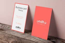 Mockup de tarjetas de visita sobre fondo rosa combinado con madera