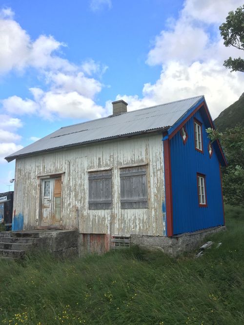 kobienelbetweenSkySea