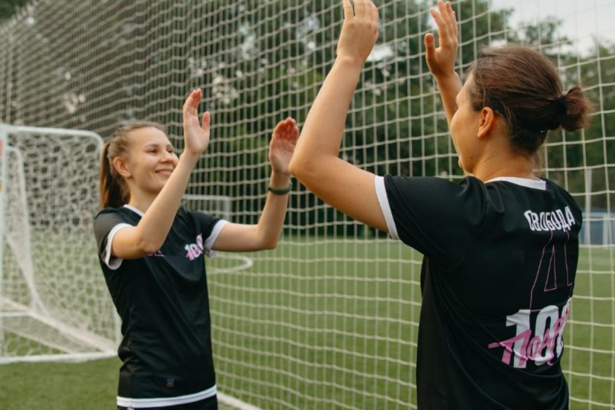 Voetballen bij een vrouwenvoetbalvereniging