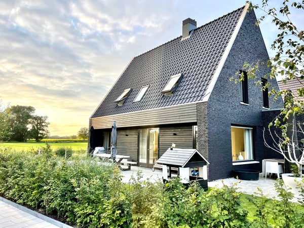 For rent: Enter / €1995.00 p.m. / 214.00m2