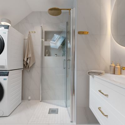 Bad nr. 1. Vaskemaskin og tørketrommel lett tilgjengelig inne i leiligheten. Leiligheten har 2 fullverdige bad med WC og dusj.