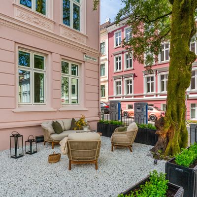 Privat hage. Eventuell bruk etter avtale. Hagemøbler medfølger ikke leieforhold.