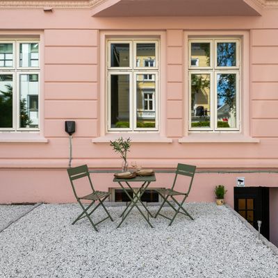 Nyt en deilig kopp morgenkaffe i hageområde. Privat område. Bruk etter avtale.
