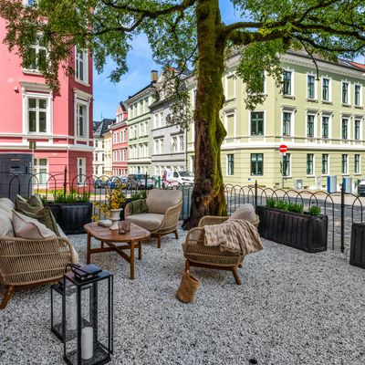 Privat hage. Eventuell bruk etter avtale. Hagemøbler medfølger ikke leieforhold.