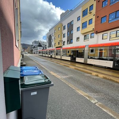 Bybane og HVL i umiddelbar nærhet. Sparbutikk like over gaten.