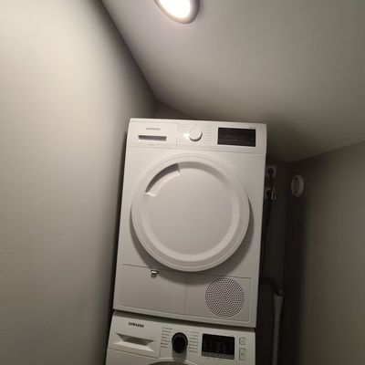 Felles vaskemaskin og tørketrommel i kjeller. Deles med en leilighet til.
