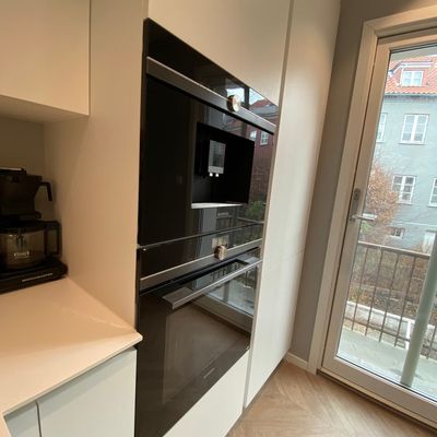 Nyt en rykende fersk kaffe om morgenen. Kaffemaskin.