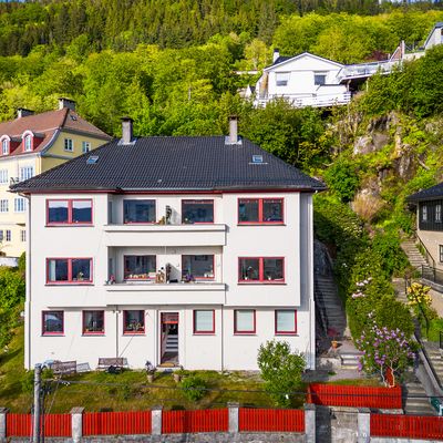 Umiddelbar nærhet til byfjellene og fløyen like bak.