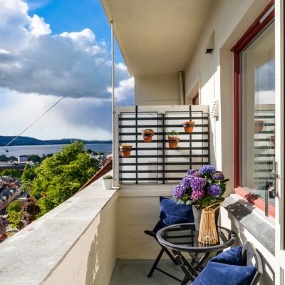Balkong med panorama utsikt over Bergen by