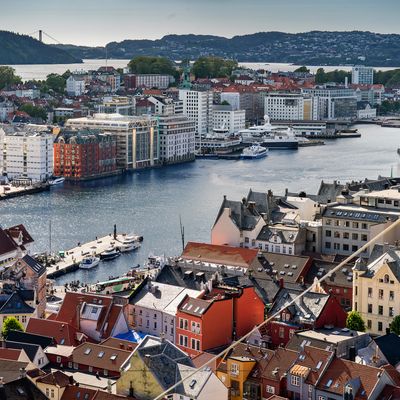 Beliggenhet i ypperste klasse. Tilbakebrukket, men ikke lenger enn ca 5 minutters gange fra sentrum.